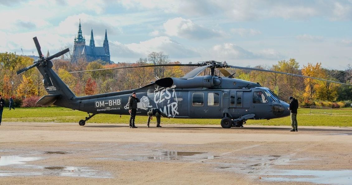 OBRAZEM: Čestmír se proletěl nad Letnou. Začala sbírka na vrtulník pro ukrajinské letectvo